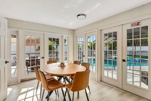 Dining - Tropical Oasis with Pool, Spa, Putting Green & Game Room (Bradenton)