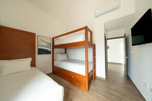 Een kluis op de kamer, een strijkplank/strijkijzer, gratis wifi