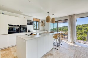 Wasserkocher mit Kaffee-/Teezubehör, Kühlschrank, Mikrowelle, Ofen
