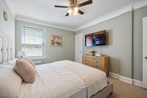 Iron/ironing board, WiFi, bed sheets - Explore Chicago! / King Bd near Train / Near Shops (Oak Park)