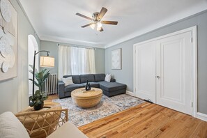 Living area - Explore Chicago! / King Bd near Train / Near Shops (Oak Park)