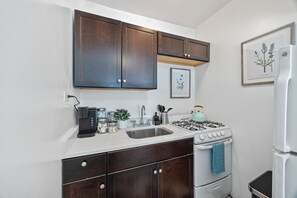 Fridge, microwave, oven, stovetop - Explore Chicago! / King Bd near Train / Near Shops (Oak Park)