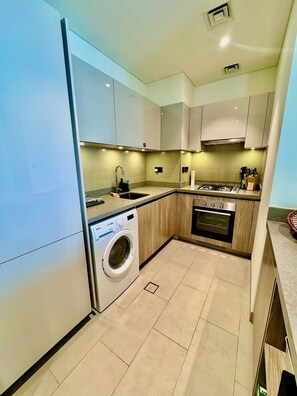 Private kitchen - Wonderful 2-bedroom apartment with AC in vibrant Dubai (Dubai)