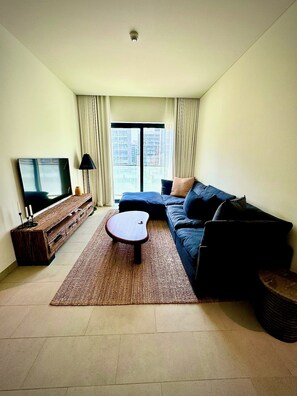 Living area - Wonderful 2-bedroom apartment with AC in vibrant Dubai (Dubai)