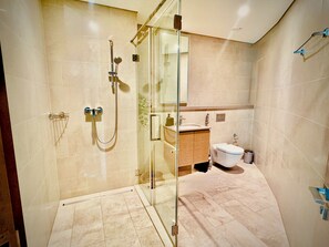 Shower, towels, soap, toilet paper - Wonderful 2-bedroom apartment with AC in vibrant Dubai (Dubai)