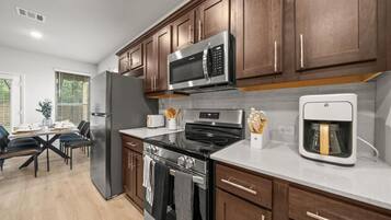 Microondas, horno, placa de cocina, lavavajillas