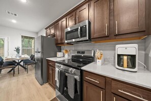 Microondas, horno, parrilla de estufa y lavavajillas 