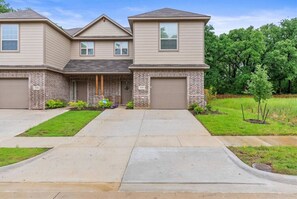 Exterior - Luxurious 4 Bed Duplex in Denton TX Near UNT &amp… (Denton)