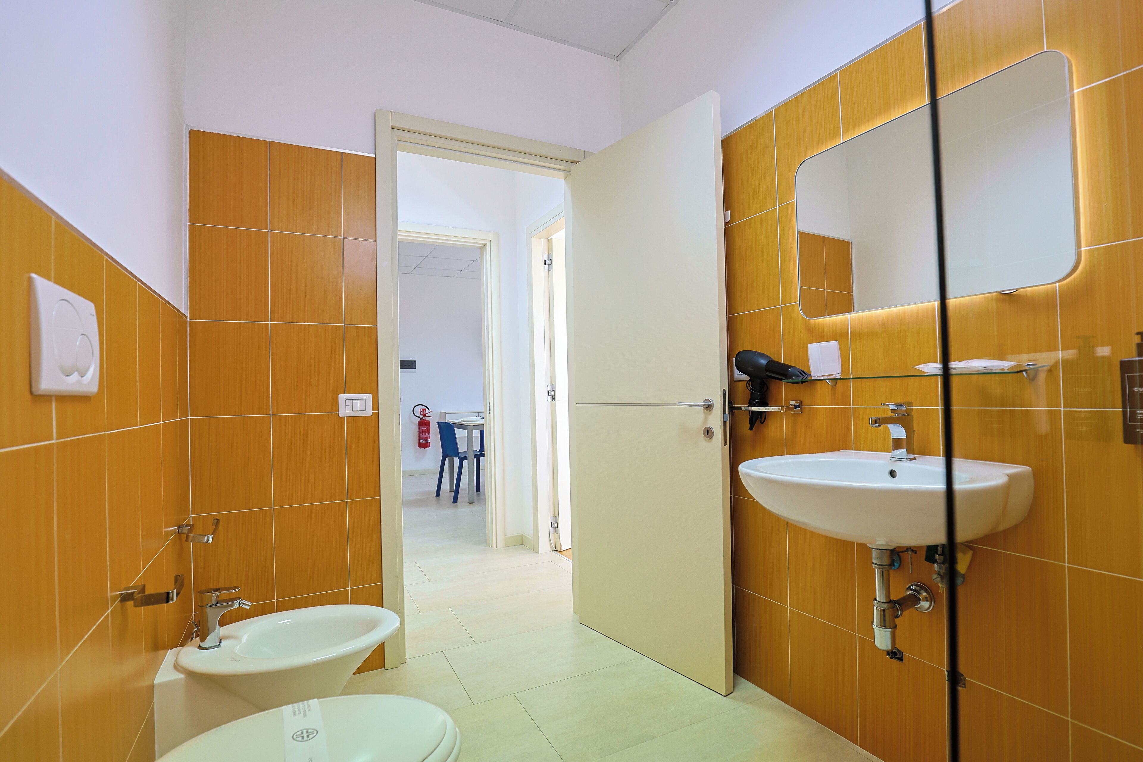 Dusj, hårføner, bidé og håndklær