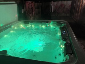 Outdoor spa tub - Merlin’s lodge, countryside listing with a hot tub and disabled access (Long Bennington)