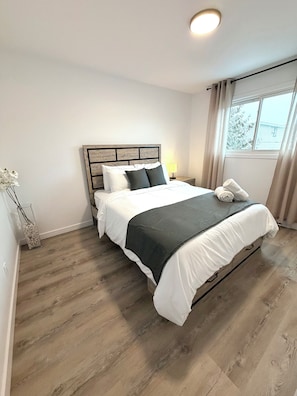 Tabla de planchar con plancha, Internet, ropa de cama