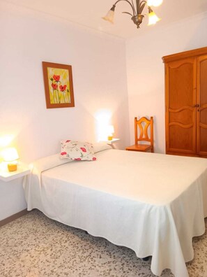 Economy Apartment, Patio, City View | Seterika/papan seterika, Wi-fi percuma 