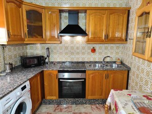 Economy Apartment, Patio, City View | Private kitchen - Casa en Conil centro con terraza (Conil de la Frontera)