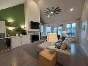 TV connectée, cheminée, jeux vidéo, baby-foot