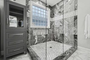 Shower, hair dryer, towels, shampoo - New! Lakefront-Sleeps 14-Hot Tub-Putting Green (Denver)