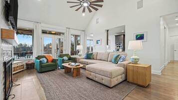 Een smart-tv, een open haard, videogames en tafelvoetbal