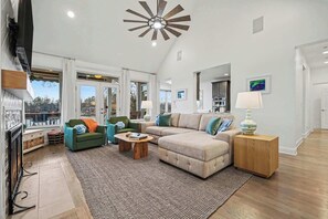 تلفزيون ذكي، مدفأة، ألعاب فيديو، كرة قدم الطاولة