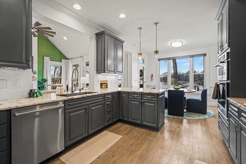 New! Lakefront-Sleeps 14-Hot Tub-Putting Green