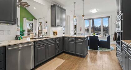 New! Lakefront-Sleeps 14-Hot Tub-Putting Green