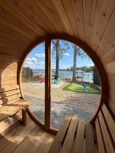 New! Lakefront-Sleeps 14-Hot Tub-Putting Green