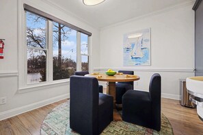 Dining - New! Lakefront-Sleeps 14-Hot Tub-Putting Green (Denver)