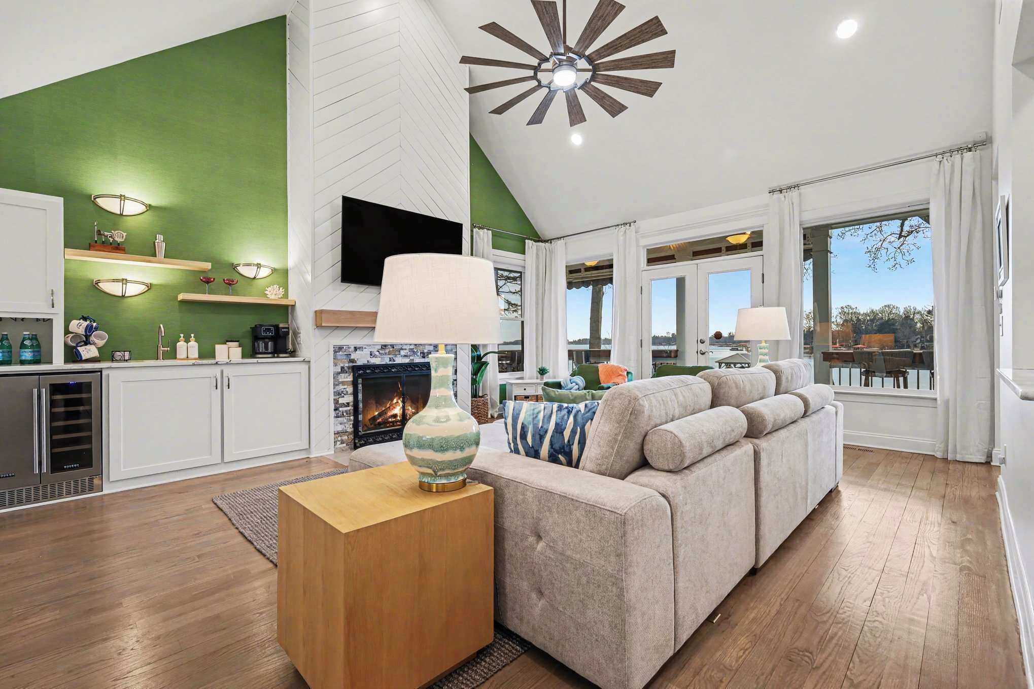 Smart-TV, Kamin, Videospiele, Tischfußball