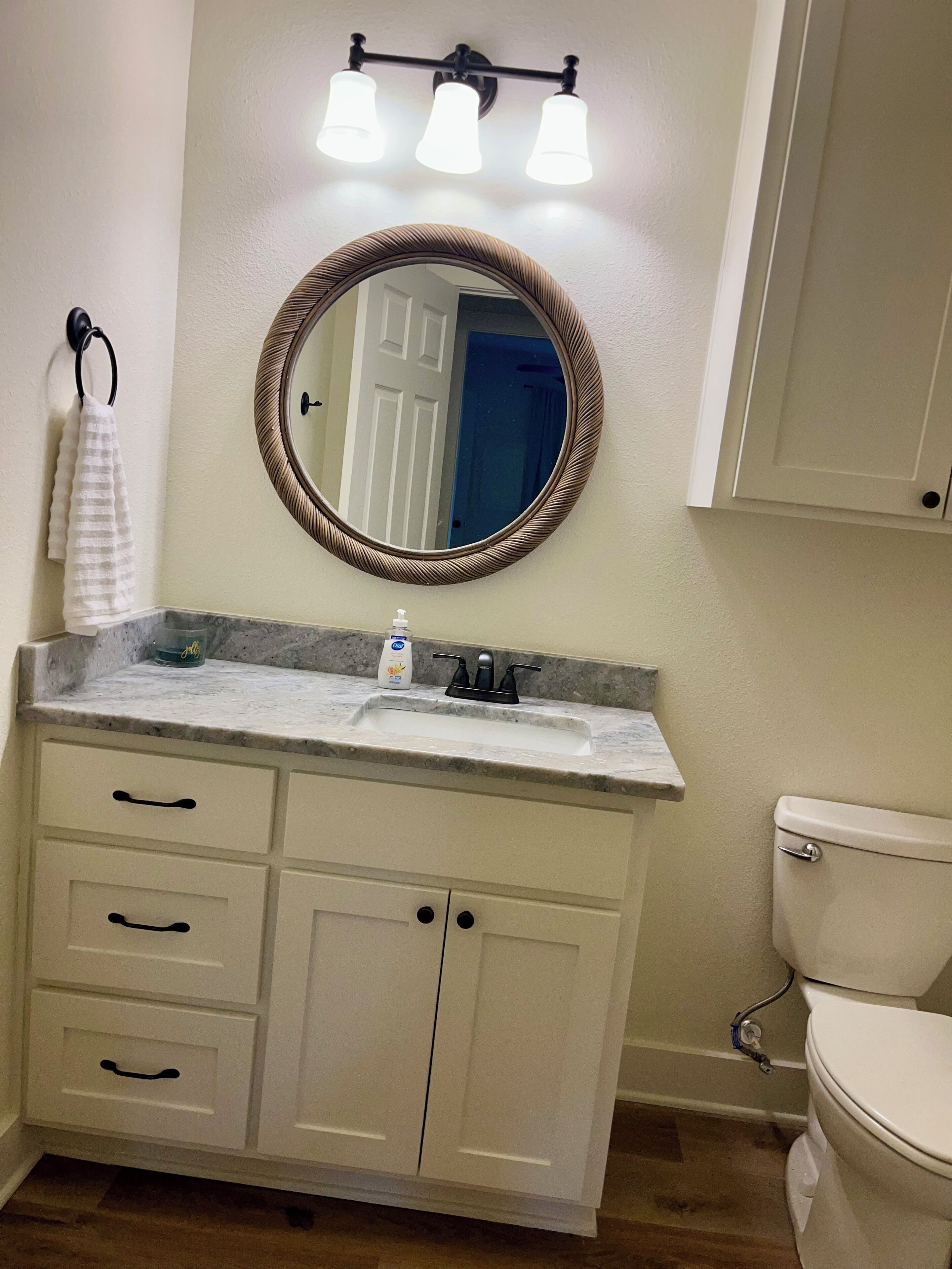 Douche, serviettes fournies, savon, papier toilette