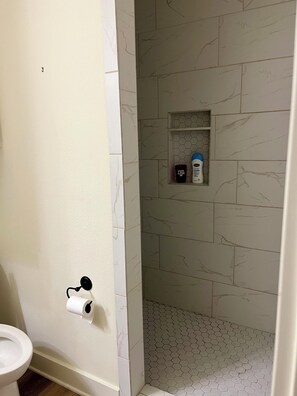 Douche, serviettes fournies, savon, papier toilette