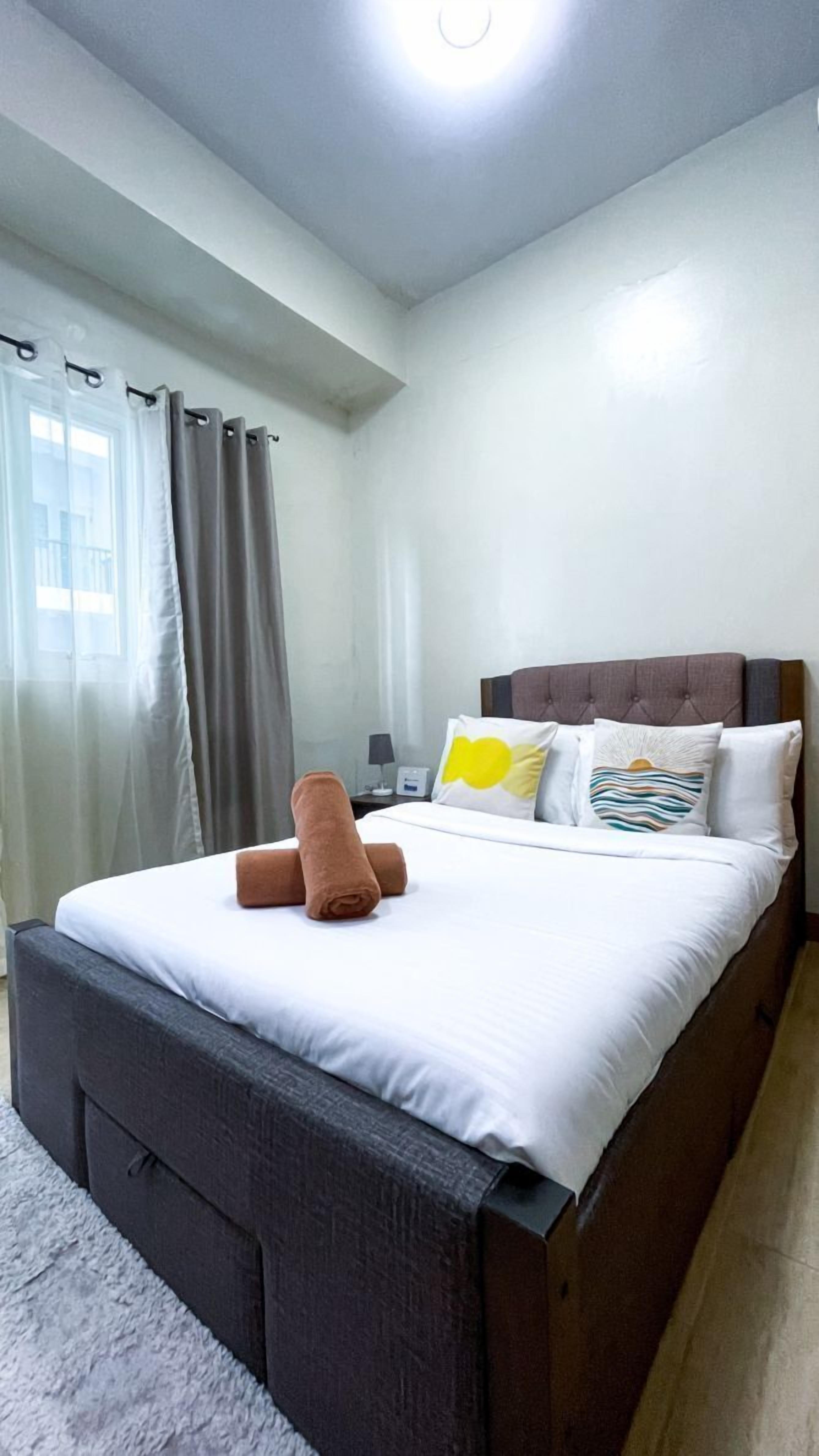 Tabla de planchar con plancha y ropa de cama