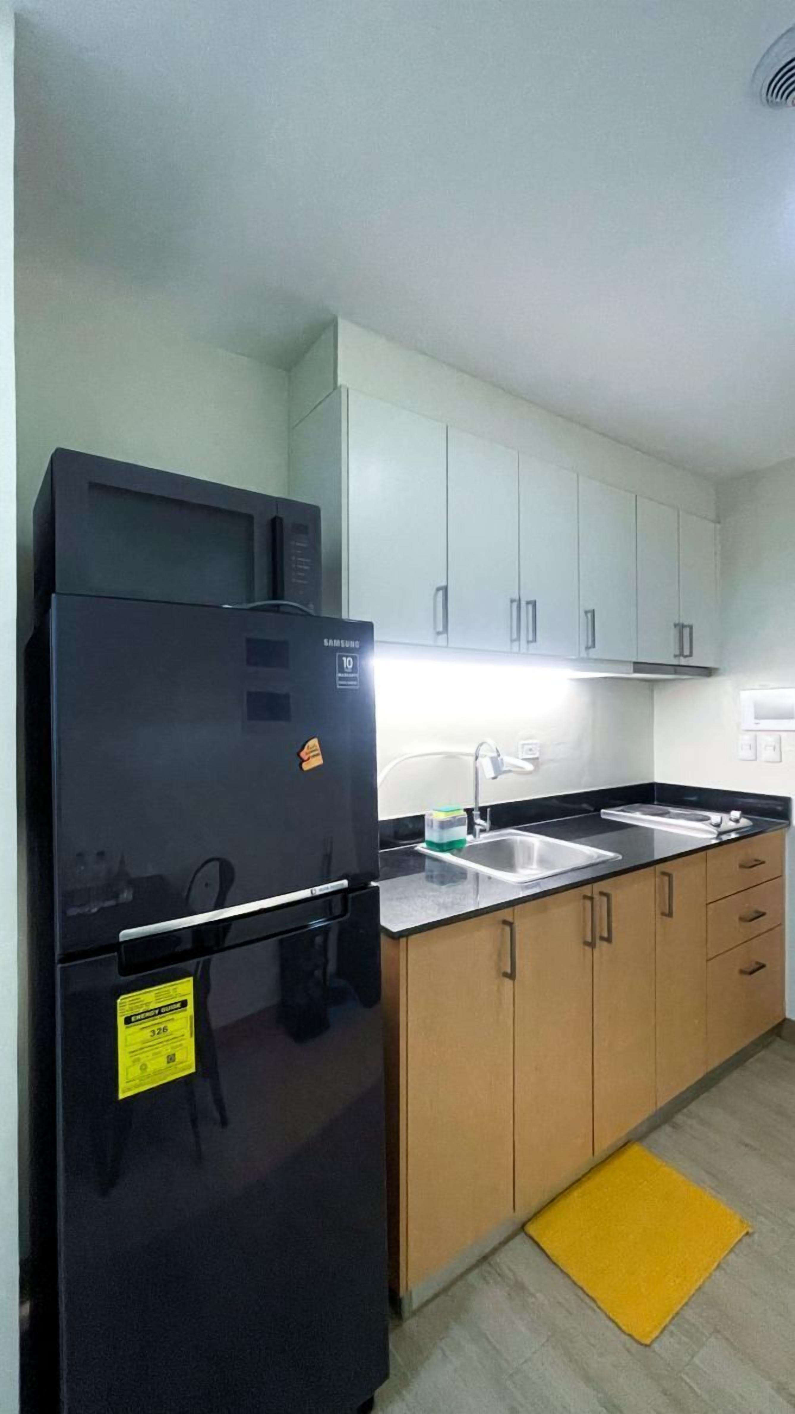 Frigorífico, microondas, placa de cocina y utensilios de cocina