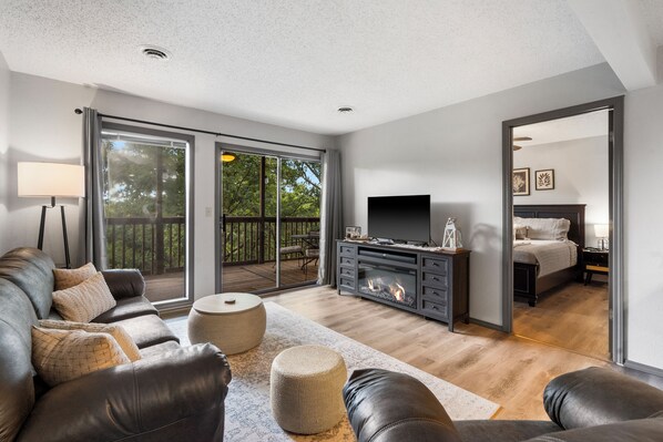 Smart TV, fireplace - Ozark Fun - Cozy 2-bedroom 1 mile from SDC - Rest and Relax! (Reeds Spring)