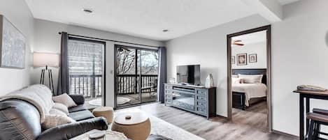 Smart TV, fireplace