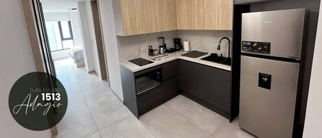 Frigorifero, microonde, piano cottura, macchina per tè/caffè