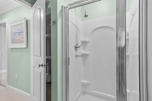 Shower, towels, soap, toilet paper - Beach Resort 5th floor, zero depth pool, steps to the beach! (Miramar Beach)