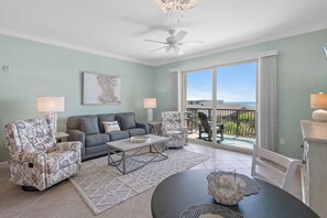 Smart TV, DVD player, books - Beach Resort 5th floor, zero depth pool, steps to the beach! (Miramar Beach)