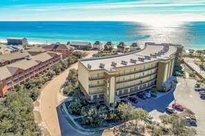 Exterior - Beach Resort 5th floor, zero depth pool, steps to the beach! (Miramar Beach)