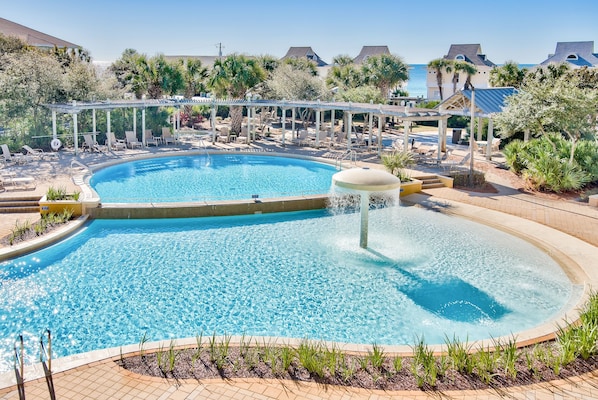 Pool - Beach Resort 5th floor, zero depth pool, steps to the beach! (Miramar Beach)