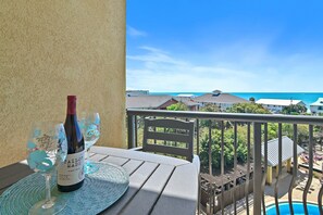 Outdoor dining - Beach Resort 5th floor, zero depth pool, steps to the beach! (Miramar Beach)