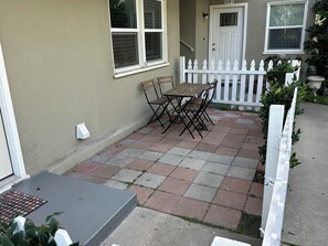 Outdoor dining - Venice Rose Renovated 2BR Close to beach, shops, Whole Foods, Cafes (Los Angeles)