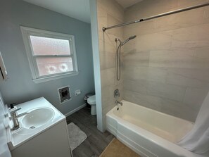 Hair dryer, towels, toilet paper - Venice Rose Renovated 2BR Close to beach, shops, Whole Foods, Cafes (Los Angeles)