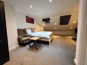 Comfort Quadruple Room | Free WiFi - Bel Palace (Croydon)