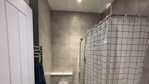 Handuk, sabun, sampo, dan tisu toilet