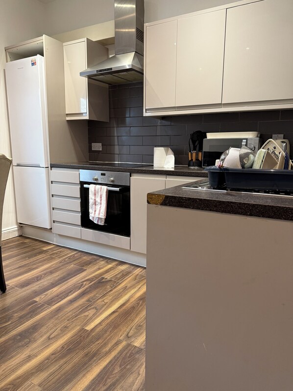 Full-sized fridge, microwave, oven, cookware/dishes/utensils - Bel Palace (Croydon)