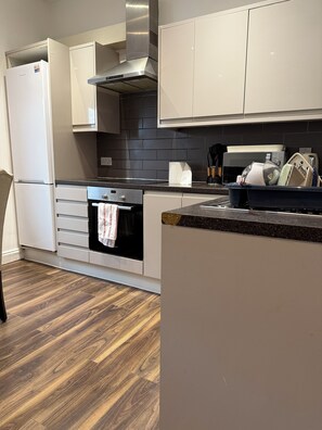 Full-size fridge, microwave, oven, cookware/dishes/utensils - Bel Palace (Croydon)