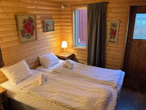 Blackout curtains, free WiFi - Madam Blås mysiga stugor  (Nossebro)