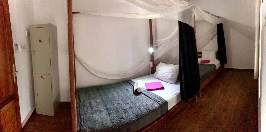 Habitación básica con 2 camas individuales, vista a la ciudad | Insonorización y wifi gratis 