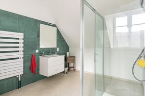 Shower, towels - Gite " Les chênes" Domaine de la Garnauderie (Sainte-Maure-de-Touraine)