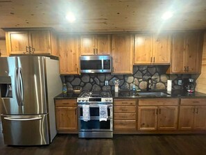 ثلاجة، ميكروويف، فرن، موقد طهي مسطح