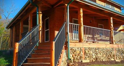 Bohio Retreat: 42 Acres 2B Steelville Cabin w creek