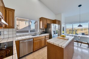 Private kitchen - Spacious 4-bedroom house in serene Hercules (Hercules)